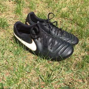 Nike Tiempo soccer cleats 7.5 Men/boys